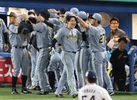 延長１１回、勝ち越し２ランを放ちナインに迎えられる高寺（撮影・金田祐二）