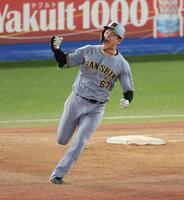 延長１１回、勝ち越し２ランを放ち雄たけびをあげる高寺（撮影・金田祐二）