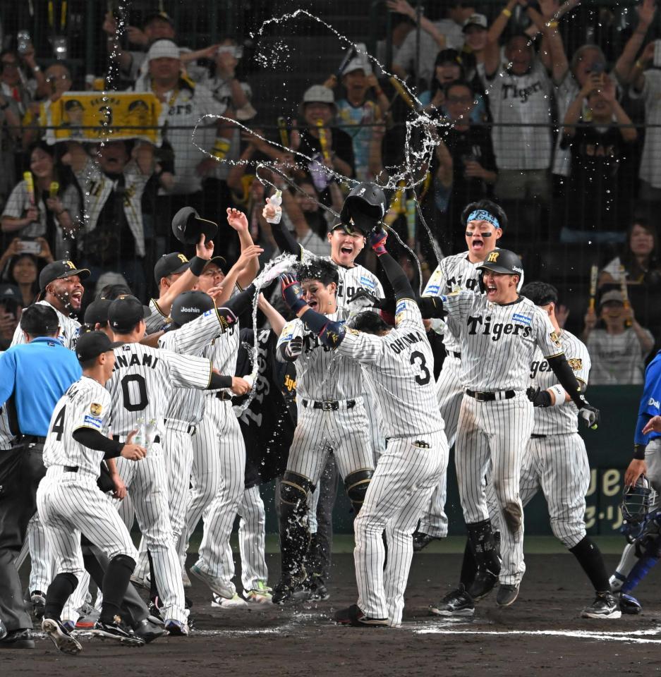 　大山のサヨナラ弾に歓喜する阪神ナイン