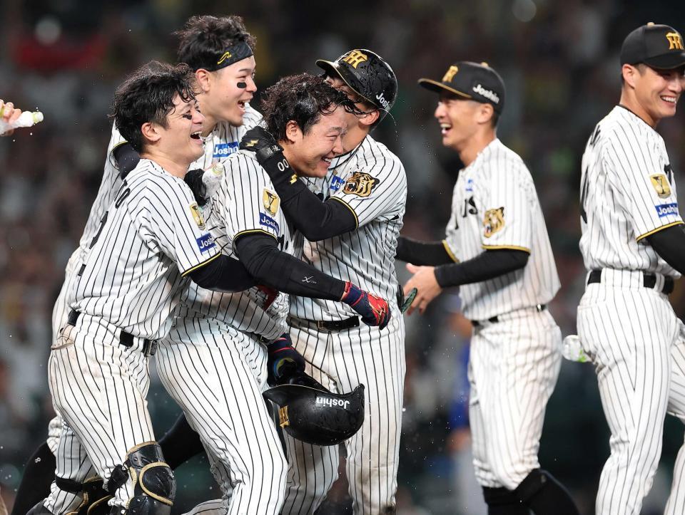 　１１回、サヨナラ弾を放ちナインに祝福される大山（撮影・西田忠信）