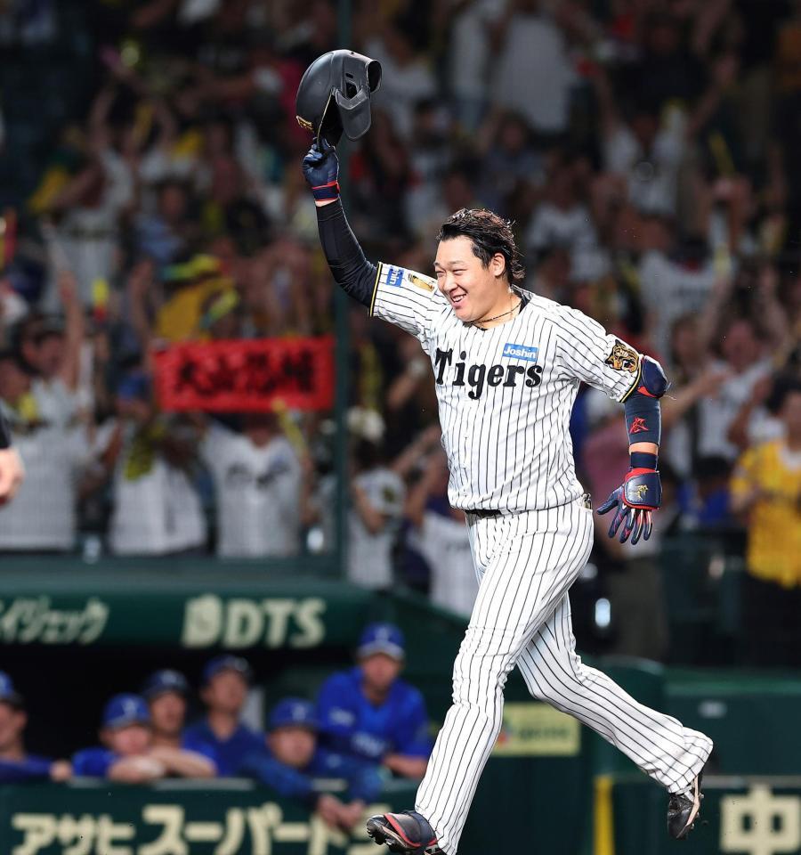 １１回阪神１死、サヨナラ本塁打を放ち笑顔で本塁を目指す阪神・大山悠輔＝甲子園（撮影・西田忠信）