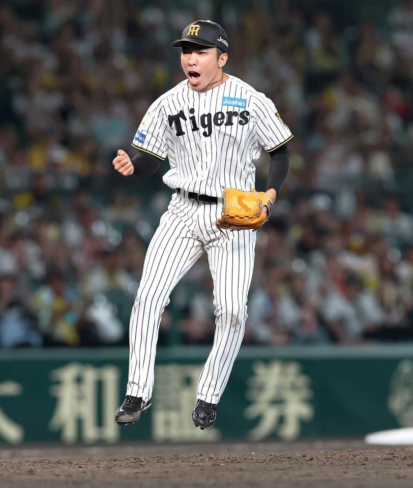 　１１回、無失点に抑え、ガッツポーズする石井