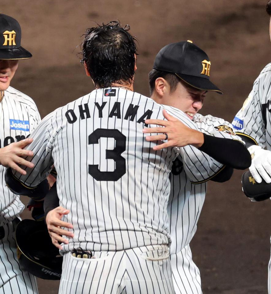 １１回、石井はサヨナラソロを放った大山と抱き合って喜ぶ（撮影・山口登）