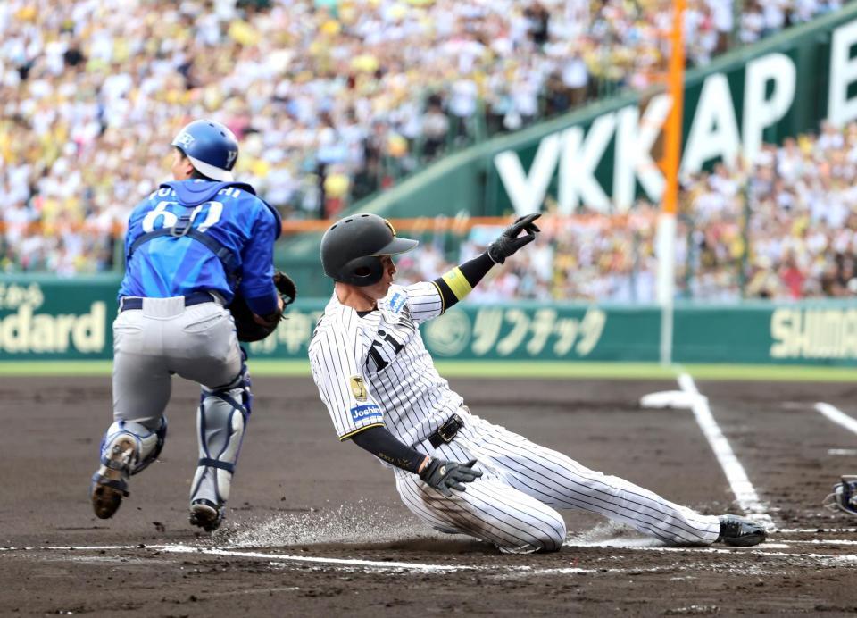 １回、近本は森下の適時二塁打で生還する（撮影・山口登）