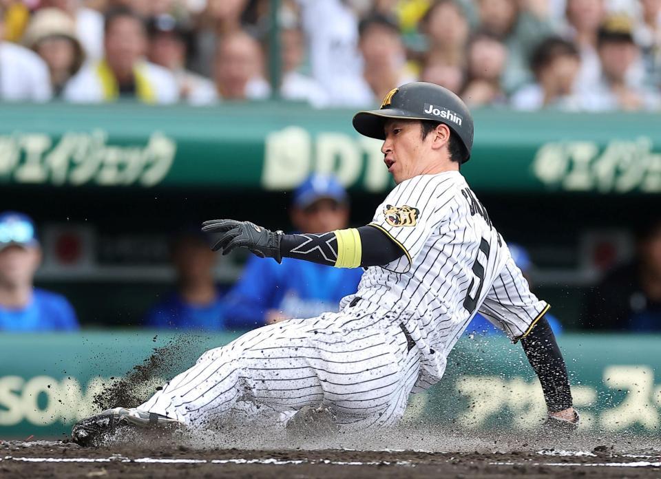 １回、森下の先制二塁打で生還する近本（撮影・西田忠信）