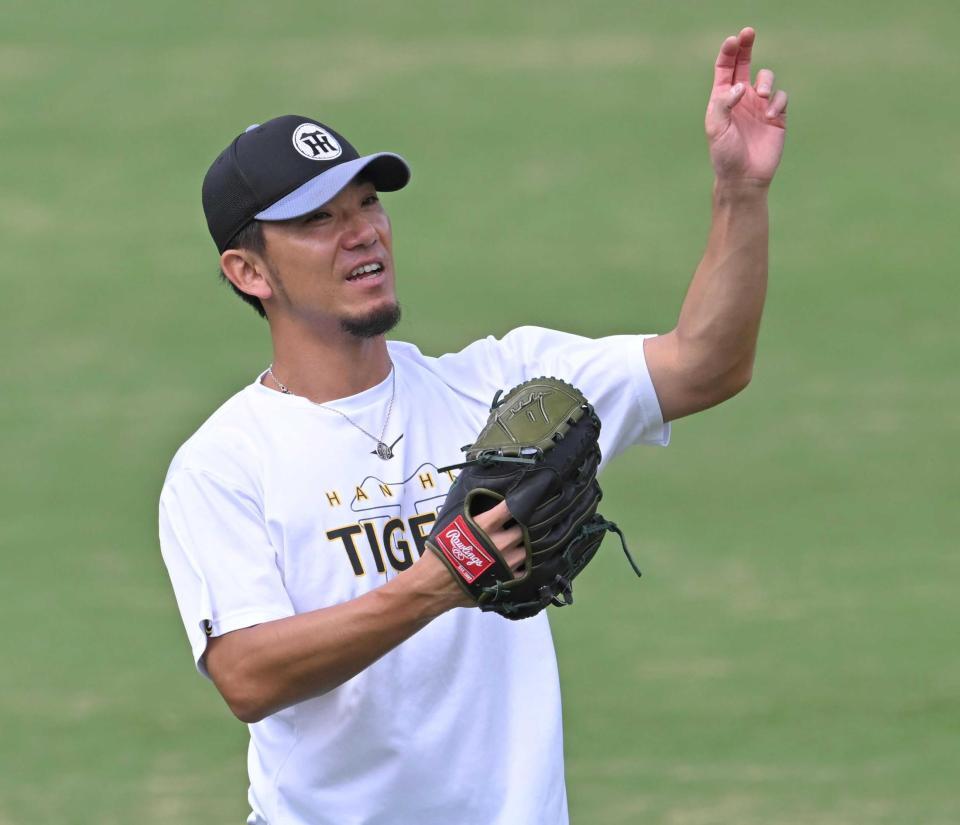 　キャッチボールの合間に笑顔を見せる伊藤将（撮影・飯室逸平）