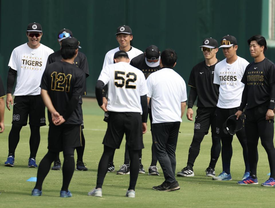 ２軍に合流した立石（中央）＝撮影・中田匡峻