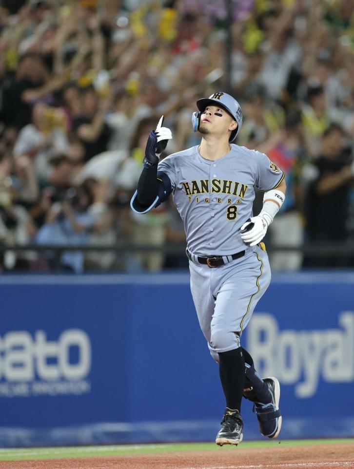 １回、２ランを放ち、天を仰ぎながら本塁へ向かう佐藤輝（撮影・西岡正）