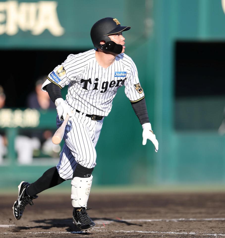 ８回、中越えに適時三塁打を放つ糸原（撮影・中田匡峻）