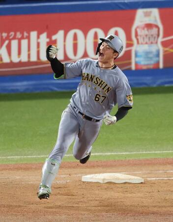 　１１回、勝ち越し２ランを放ち雄たけびを上げる高寺（撮影・金田祐二）