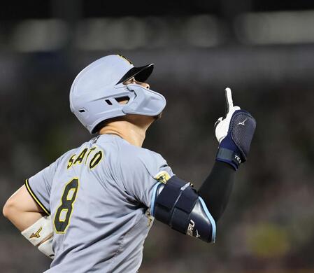 １回、２ランを放ち本塁へ走る佐藤輝（撮影・田中太一）