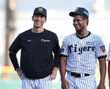 モレッタ（右）と談笑する今朝丸（撮影・中田匡峻）