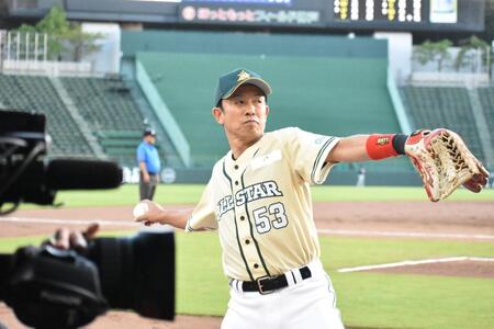 キャッチボールを行う赤星氏