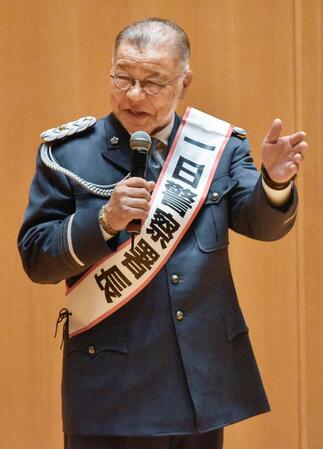 　大阪府警堺署の一日署長に就任した掛布雅之氏