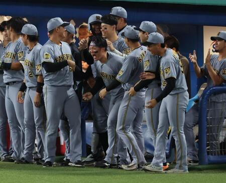１１回、高寺の勝ち越し２ランに盛り上がる阪神ナイン（撮影・金田祐二）