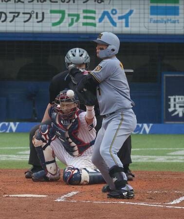 ６回、死球を受ける森下（撮影・金田祐二）