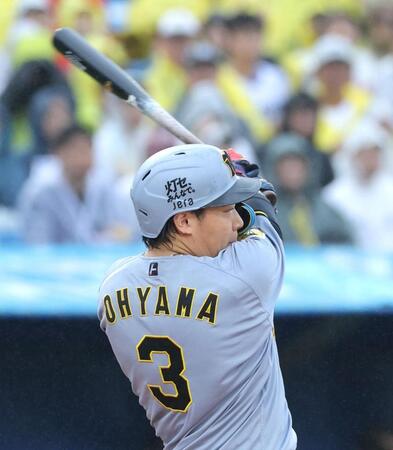 ６回、左前に先制打を放つ大山（撮影・西岡正）