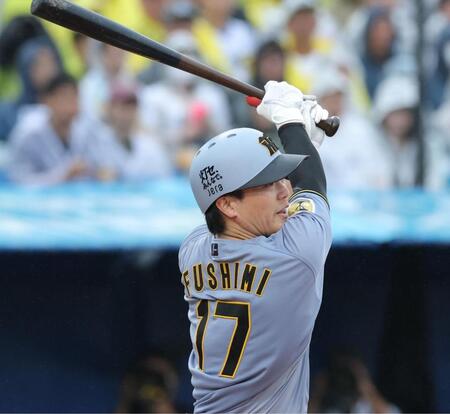 ６回、右越えに走者一掃の３点二塁打を放つ伏見（撮影・西岡正）