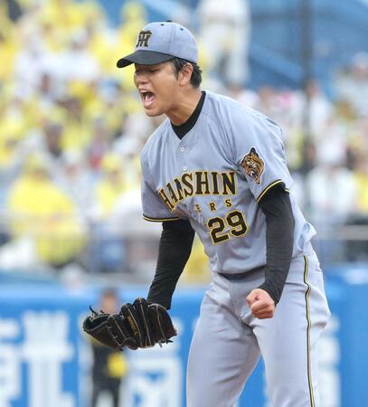 ４回、岩田を三振に打ち取ってピンチをしのぎ、ガッツポーズで吠える高橋（撮影・西岡正）