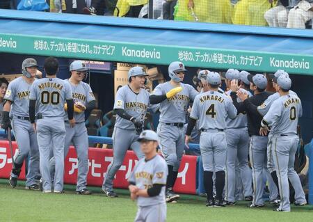 ６回、伏見の走者一掃の適時二塁打で生還し迎えられる佐藤輝、大山、森下（撮影・金田祐二）