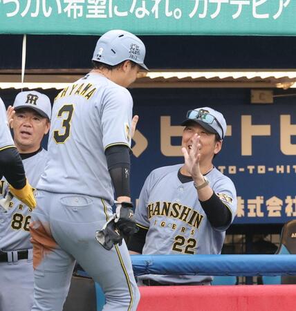 ６回、伏見の３点二塁打で生還した大山（左）を迎える藤川監督（撮影・西岡正）