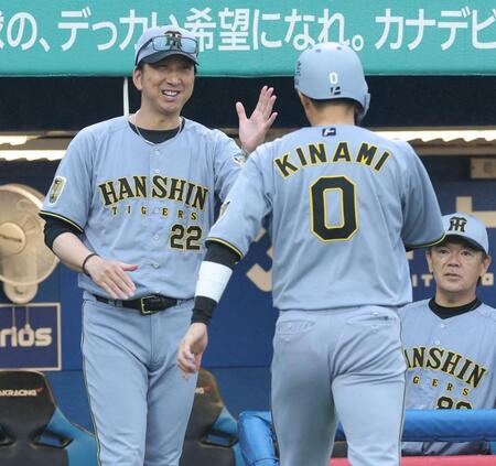 ７回、適時打を放った木浪（右）を笑顔で迎える藤川監督（撮影・西岡正）