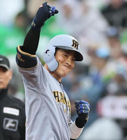 ７回、適時打を放ちガッツポーズをする木浪（撮影・田中太一）