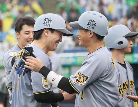 ７回、適時打を放った伏見（左）と木浪（撮影・田中太一）