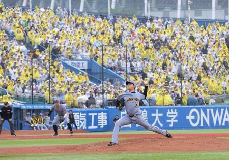 黄色く染まったスタンドを背に力投する高橋（撮影・西岡正）