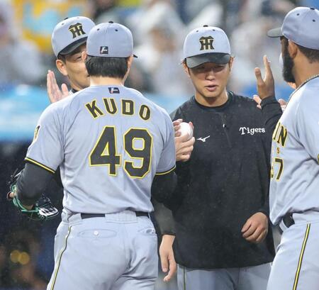 工藤（左）からウイニングボールをもらう高橋（撮影・西岡正）