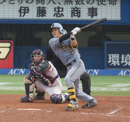 ７回、中前適時打を放つ伏見（撮影・金田祐二）