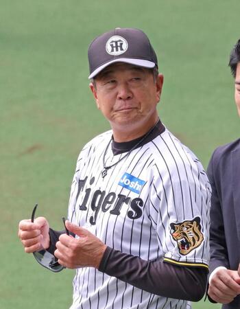 練習を見守る平田２軍監督（撮影・立川洋一郎）