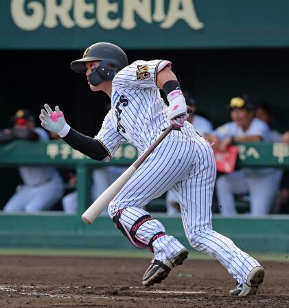 ６回、走者一掃となる同点適時二塁打を放つ浜田（撮影・立川洋一郎）