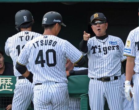 ６回、山田の２点適時打で生還した（左から）戸井と井坪を迎える平田２軍監督（撮影・立川洋一郎）
