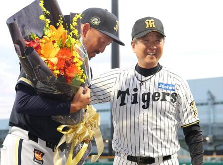 平野（左）へ花束を手渡し労をねぎらう平田２軍監督（撮影・立川洋一郎）