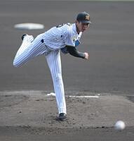 １回、力投する先発投手の今朝丸（撮影・中田匡峻）