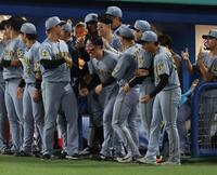 １１回、高寺の勝ち越し２ランに盛り上がる阪神ナイン（撮影・金田祐二）