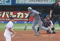 ６回、左前に先制適時打を放つ大山（撮影・金田祐二）