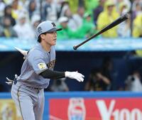 ６回、右越えに走者一掃の３点二塁打を放つ伏見（撮影・西岡正）