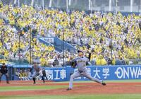 黄色く染まったスタンドを背に力投する高橋（撮影・西岡正）