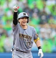 ６回、走者一掃の二塁打を放った伏見はベンチへ向かって喜ぶ（撮影・田中太一）