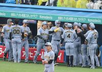 ６回、伏見の走者一掃の適時二塁打で生還し迎えられる佐藤輝、大山、森下（撮影・金田祐二）
