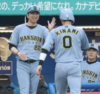 ７回、適時打を放った木浪（右）を笑顔で迎える藤川監督（撮影・西岡正）