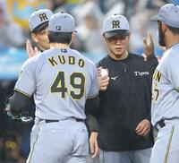 工藤（左）からウイニングボールをもらう高橋（撮影・西岡正）