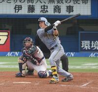 ７回、中前適時打を放つ伏見（撮影・金田祐二）