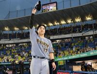 お立ち台でスタンドの声援に応える伏見（撮影・田中太一）