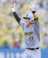 ７回、中前適時打を放ち、ベンチへ向かって手を上げる伏見（撮影・西岡正）