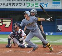 ６回、走者一掃の適時二塁打を放つ伏見（撮影・金田祐二）
