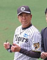 練習を見守る平田２軍監督（撮影・立川洋一郎）