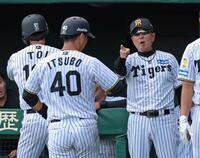 ６回、山田の２点適時打で生還した（左から）戸井と井坪を迎える平田２軍監督（撮影・立川洋一郎）